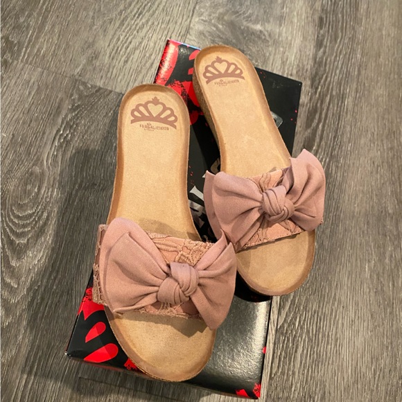 Fergalicious Sandals  Sz 6 - Brand New - Picture 4 of 10